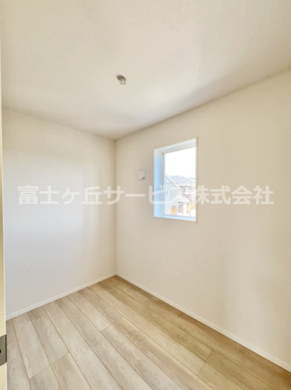 【洋室】 | 富士宮市淀師 12期 新築一戸建て 1号棟 | 3帖のテレワークルームです