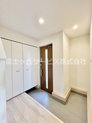 【玄関】 | 富士宮市淀師 12期 新築一戸建て 1号棟 | 明るい玄関です