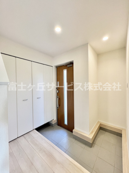 【玄関】 | 富士宮市淀師 12期 新築一戸建て 1号棟 | 明るい玄関です