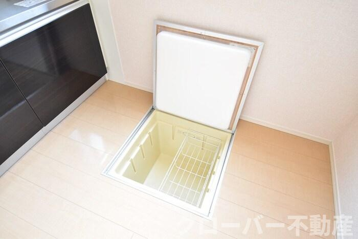 エスポワール津森 B棟のキッチン|キッチン床下収納