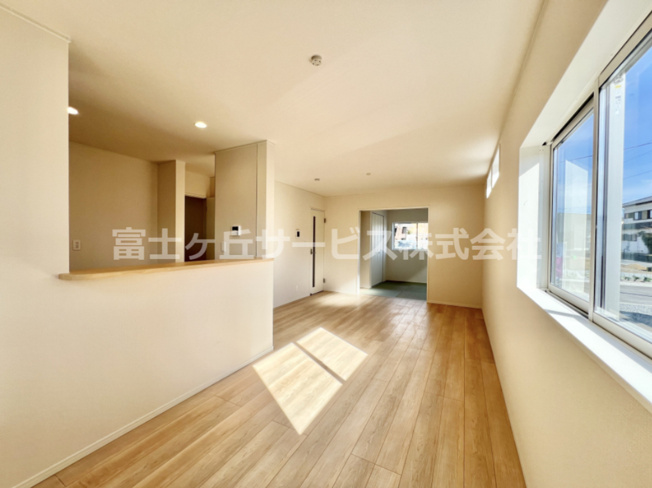 【居間・リビング】 | 富士宮市淀師 12期 新築一戸建て 2号棟 | 16帖のリビングダイニングです