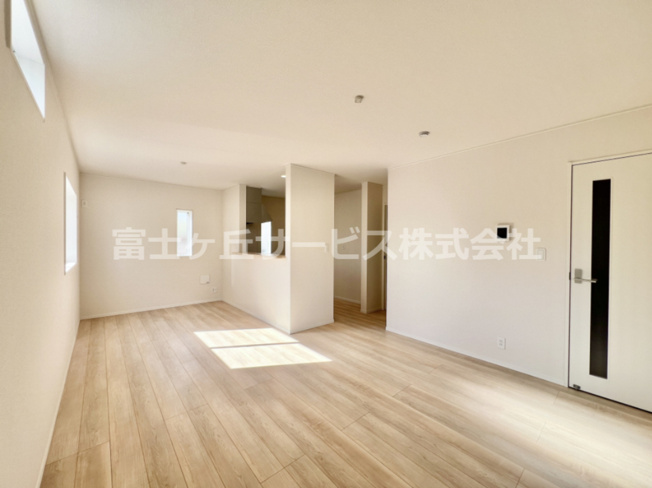 【居間・リビング】 | 富士宮市淀師 12期 新築一戸建て 2号棟 | リビングです