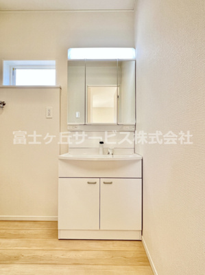 【独立洗面台】 | 富士宮市淀師 12期 新築一戸建て 2号棟 | 独立洗面台あり、毎朝おしゃれに忙しい女性の方におすすめです