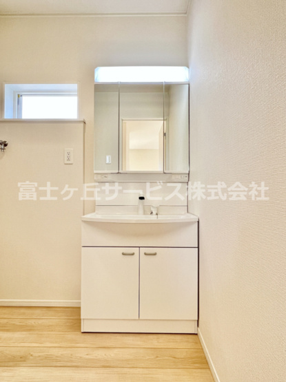 【独立洗面台】 | 富士宮市淀師 12期 新築一戸建て 2号棟 | 独立洗面台あり、毎朝おしゃれに忙しい女性の方におすすめです