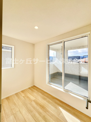 【洋室】 | 富士宮市淀師 12期 新築一戸建て 2号棟 | 3帖のストレージルームです