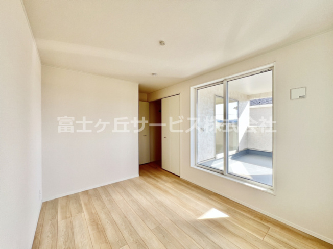 【洋室】 | 富士宮市淀師 12期 新築一戸建て 2号棟 | 6.5帖の洋室です