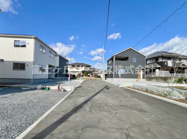 【前面道路含む現地写真】 | 富士宮市淀師 12期 新築一戸建て 2号棟 | 前面道路含む現地写真です
