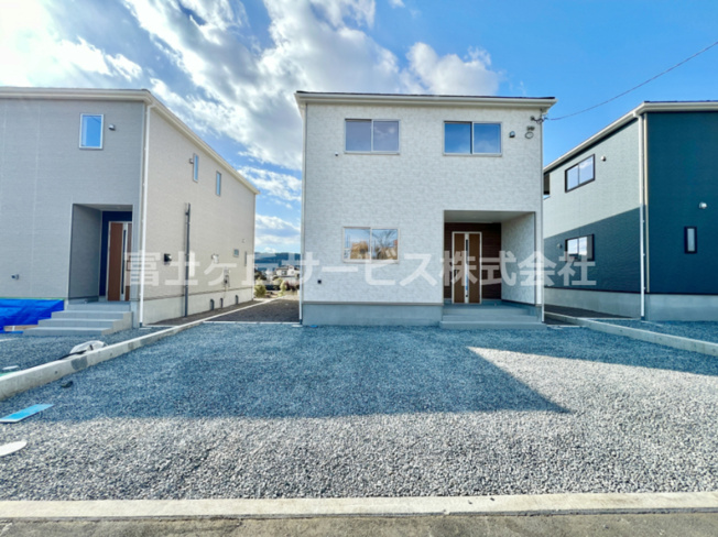 【駐車場】 | 富士宮市淀師 12期 新築一戸建て 2号棟 | 駐車場があるので、車を買う予定の方も安心です