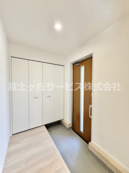 【玄関】 | 富士宮市淀師 12期 新築一戸建て 2号棟 | きれいな玄関です