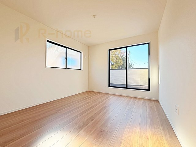 流山市江戸川台東7期　新築戸建て　2号棟の洋室|2面窓の風通しの良い洋室です♪差し込む暖かな陽当たりで、室内がくつろげる空間に早変わりです♪