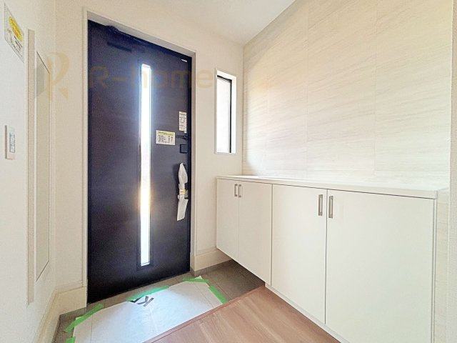 流山市江戸川台東7期　新築戸建て　2号棟の玄関|気持ちよくご家族やゲストを送迎できる穏やかな雰囲気の玄関♪大きな下駄箱で玄関廻りスッキリ♪