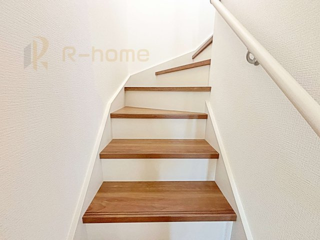 流山市江戸川台東7期　新築戸建て　2号棟の内装|手すりのついた階段！小さなお子様の利用も一安心です♪