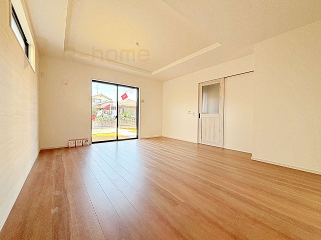 流山市江戸川台東7期　新築戸建て　2号棟の居間・リビング|広くて明るいＬＤＫ♪ アクセントクロスがお洒落なくつろぎ空間です！