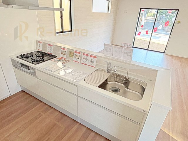 流山市江戸川台東7期　新築戸建て　2号棟のキッチン|料理をしながら家族とコミュニケーションが取れる対面式システムキッチン。