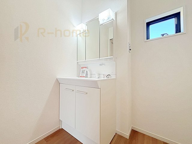 流山市江戸川台東7期　新築戸建て　2号棟の洗面所|清潔感溢れる洗面台は嬉しい三面鏡付き。洗剤や歯ブラシなどもすっきり収納できます♪