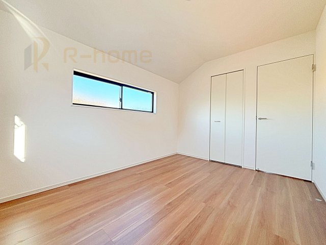 流山市江戸川台東7期　新築戸建て　2号棟の洋室|どんな部屋家具も合わせやすいシンプルな洋室！
たっぷりの日差しと心地よい風が舞い込む住まい♪