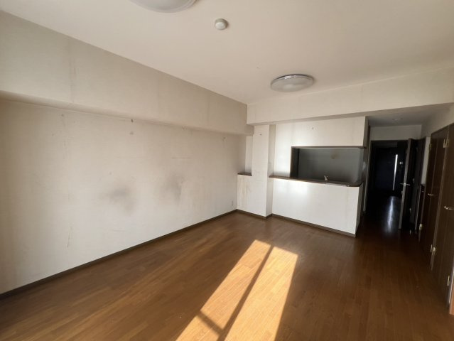 ジェム川口プライムアベニューの居間・リビング|リフォーム工事前：ＬＤＫ　フローリング・クロス(壁・天井)・照明・建具が新しくなります