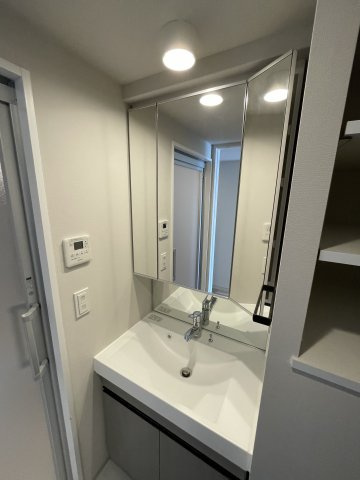 アーバネックス新町の独立洗面台|アーバネックス新町　三面鏡独立洗面台
