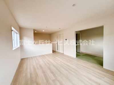 【居間・リビング】 | 富士宮市淀師 12期 新築一戸建て 4号棟 | 16帖のリビングダイニングです