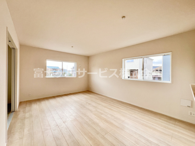 【居間・リビング】 | 富士宮市淀師 12期 新築一戸建て 4号棟 | ゆったりとした居間です