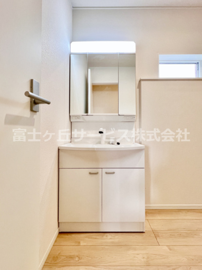 【独立洗面台】 | 富士宮市淀師 12期 新築一戸建て 4号棟 | 朝の支度にも助かる、独立の洗髪洗面化粧台