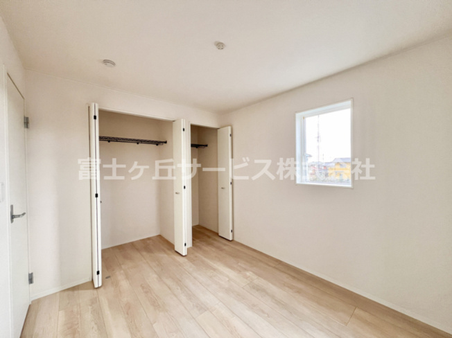 【洋室】 | 富士宮市淀師 12期 新築一戸建て 4号棟 | 5.2帖の洋室です