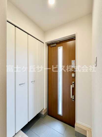 【玄関】 | 富士宮市淀師 12期 新築一戸建て 4号棟 | 明るい玄関です