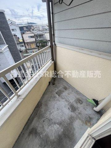 寝屋川市大成町中古戸建のバルコニー|陽当たり良好のバルコニーで洗濯物が乾きやすいです♪