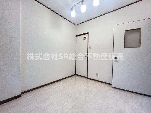 寝屋川市大成町中古戸建の洋室|ホワイト基調の清潔感のあるお部屋です！