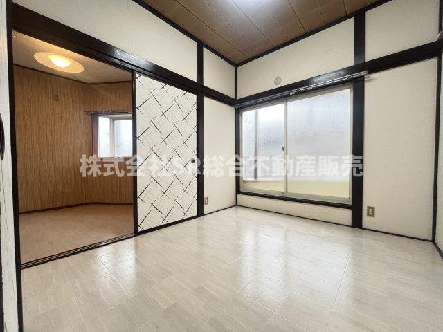 寝屋川市大成町中古戸建の寝室|大きな窓から採光がたっぷり入ります！寝室にいかがでしょうか