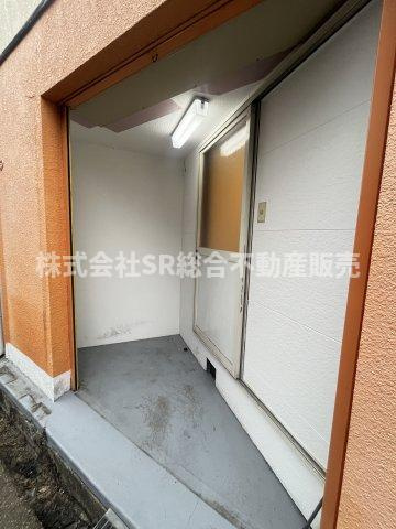 寝屋川市大成町中古戸建の収納|シャッター付きの物置と直接お家と出入りでき、自転車置場（１台分）、防災用品、キャンプ用品等を収納できます！