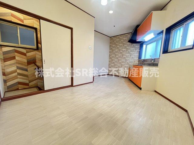 寝屋川市大成町中古戸建の居間・リビング|使いやすいリビングです