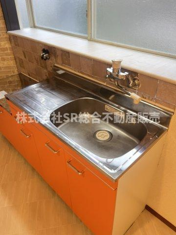 寝屋川市大成町中古戸建のキッチン|洗い物をするには十分のスペースがあります！