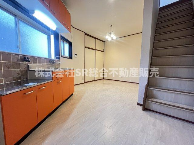 寝屋川市大成町中古戸建の居間・リビング|家族団らんできる広さです♪