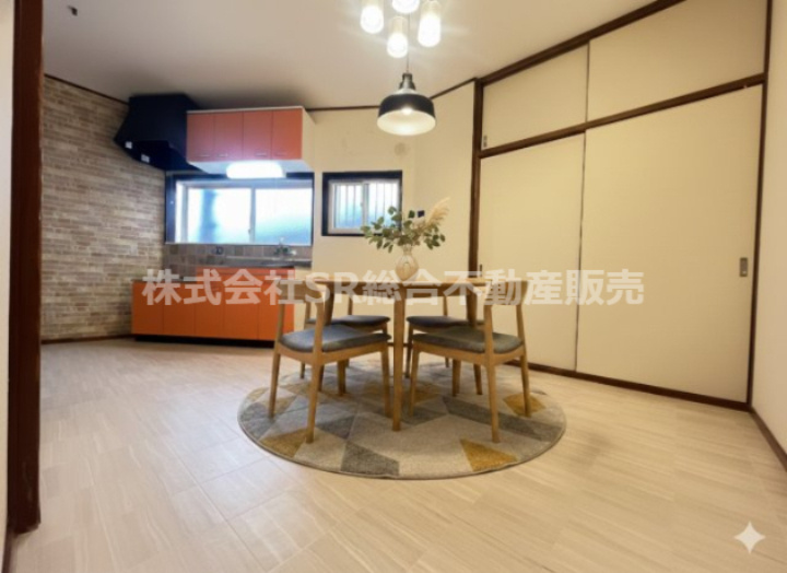 寝屋川市大成町中古戸建の居間・リビング|ご家族で食卓を囲める広さは十分あり、毎日顔を合わせられる造りになっています♪（家具はCGによるイメージです。）