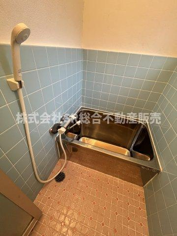 寝屋川市大成町中古戸建の浴室|体を洗うスペースが広めで、窓もあり換気もできます！