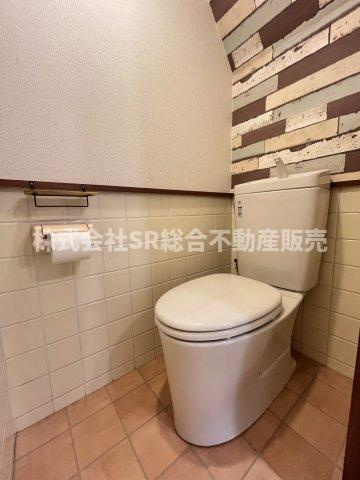 寝屋川市大成町中古戸建のトイレ|アクセントクロスが至る所にあり、内装にこだわられてます。