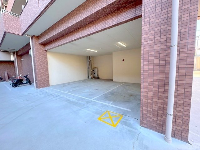 GROOVE西三国の駐車場