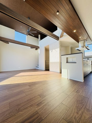 鵠沼桜が岡 — 開放と機能美のデザイナーズハウスの居間・リビング