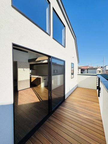 鵠沼桜が岡 — 開放と機能美のデザイナーズハウスのバルコニー