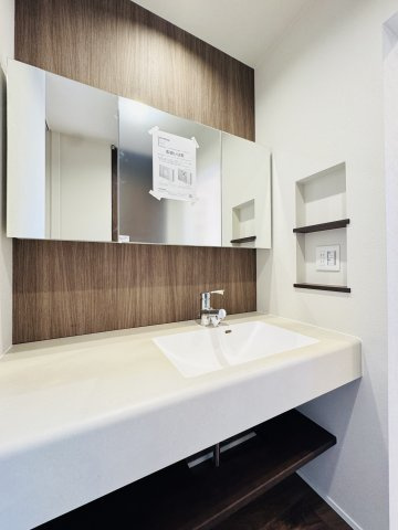 鵠沼桜が岡 — 開放と機能美のデザイナーズハウスの独立洗面台