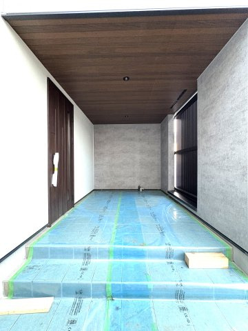 鵠沼桜が岡 — 開放と機能美のデザイナーズハウスの玄関