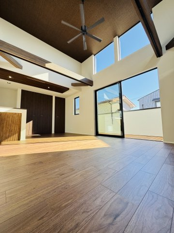 鵠沼桜が岡 — 開放と機能美のデザイナーズハウスの居間・リビング