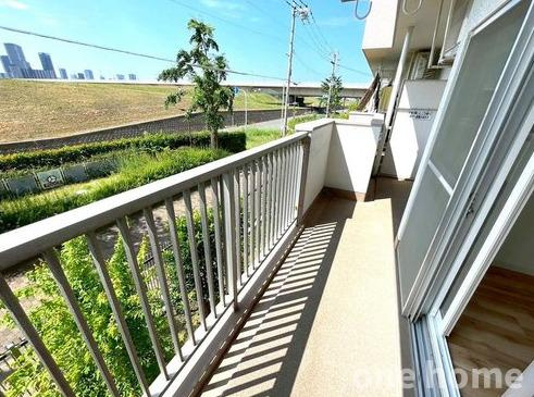 新北野第3コーポのバルコニー|◆前面に建物がないため、２階でも十分すぎる陽当りと風通し、眺望が確保されています！