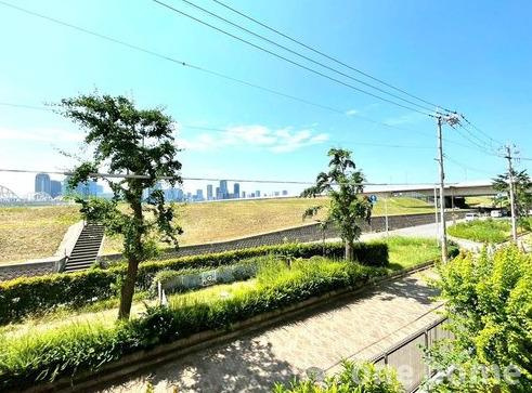 新北野第3コーポの展望|◆河川敷沿いの開放感のある眺望です！対岸の高層ビル群が織りなす夜景や淀川花火大会も特等席からお楽しみいただけます！