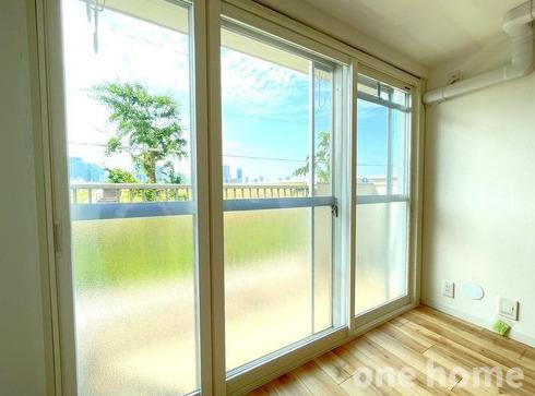 新北野第3コーポの設備|◆バルコニー側の大きな窓は二重サッシを採用！暑さ寒さ対策や騒音にも効果を発揮します！