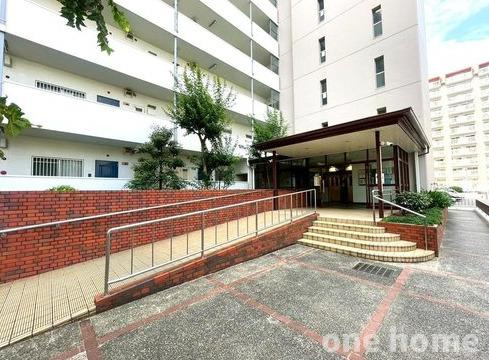 新北野第3コーポのエントランス|◆住む人にやさしいスロープのついたエントランス！ベビーカーや車椅子でも移動がスムーズです！