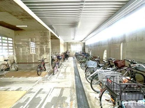 新北野第3コーポの駐輪場|◆駐輪場は屋内で、自転車が雨風にさらされる心配がありません！
◆最新の空き状況など、詳細につきましてはお気軽にお問い合わせください！