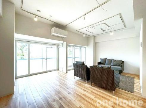 新北野第3コーポの居間・リビング|◆LDKは圧巻の約20.3帖！南側掃き出し窓から陽光差し込む明るい空間です！
◆新品のエアコン設置済のため、すぐに快適にお住まいいただけます！