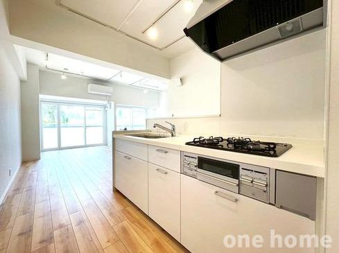 新北野第3コーポのキッチン|◆白を基調とした清潔感のあるシステムキッチンです！グリル付３口ガスコンロ搭載！
◆対面式につき、お料理をしながらお子様の様子を見れて安心です♪